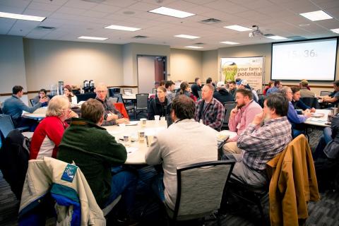 今年早些时候在约克举行的nrc -Nebraska Extension Soil Health Initiative会议上，农民、内布拉斯加推广教育工作者和ncs雇员。（照片由laura thompson）
