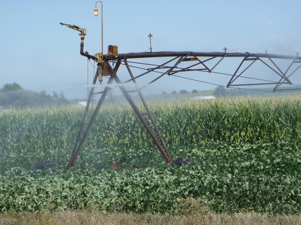 灌溉农田的中央枢轴灌溉系统