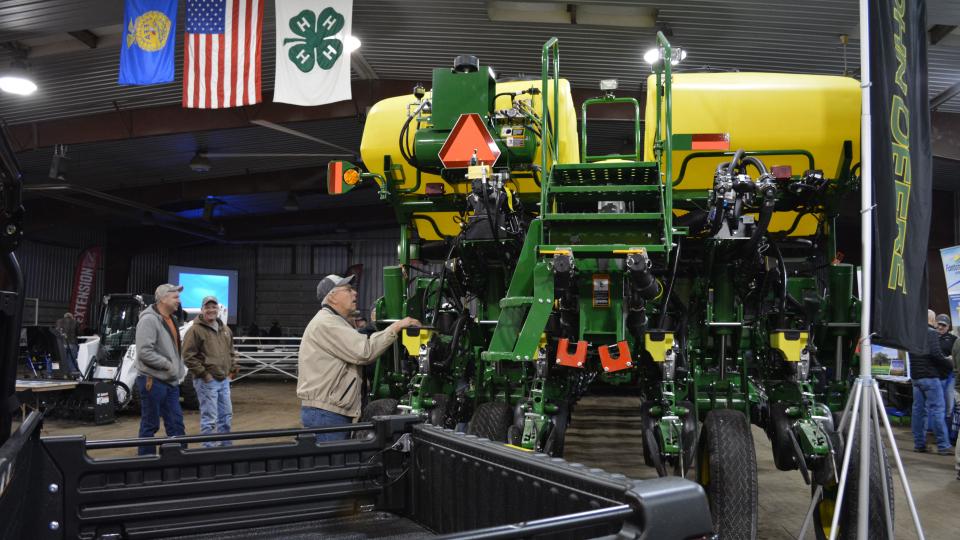 在大豆日和机械博览会上，种植者正在检验一种新的喷雾器