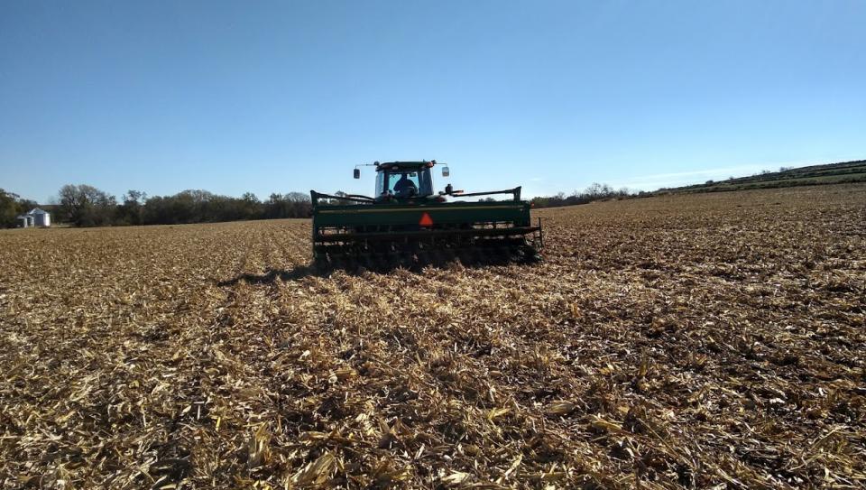 图1。2018年10月19日，道奇县在玉米茬上钻孔。