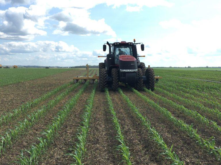 图1.使用牵引力系统将肥料应用于玉米场。在本月的土壤健康Nexus博客文章中了解更多信息。