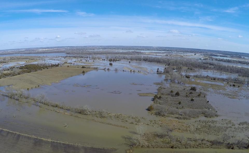 内布拉斯加州东部被洪水淹没的农田。（威廉·多德摄）