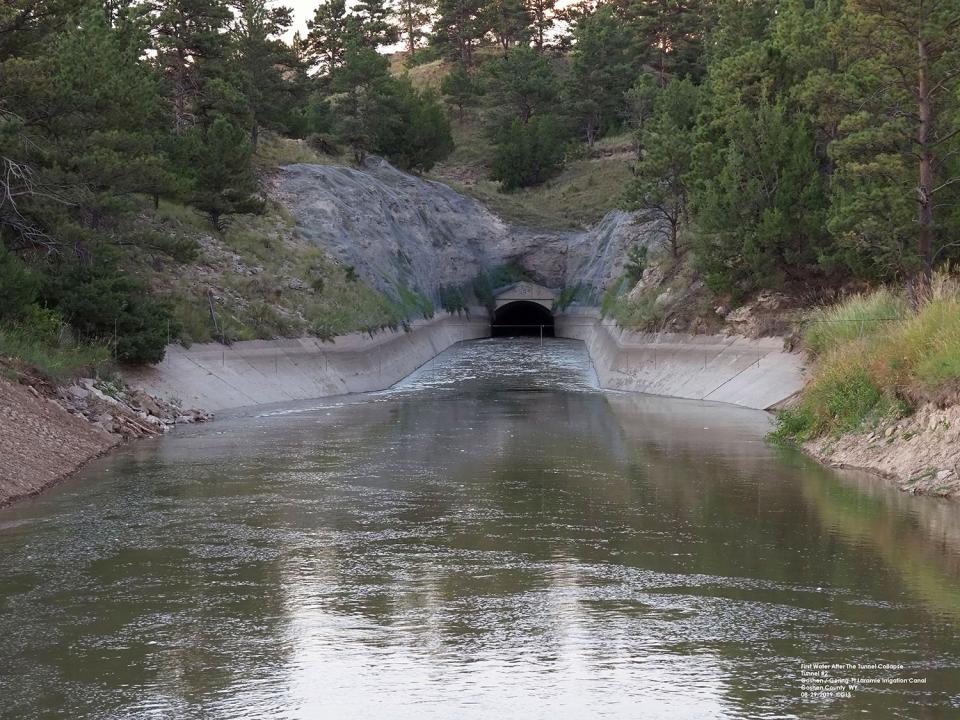 在Gering Fort Laramie和Goshen灌溉渠的隧道入口处，水再次流动