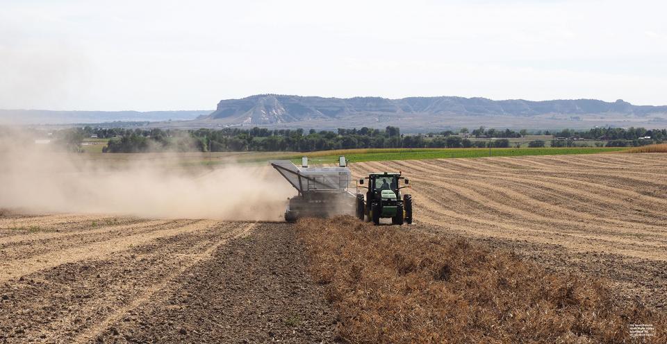 内布拉斯加州西部的一块地里正在收割干豆