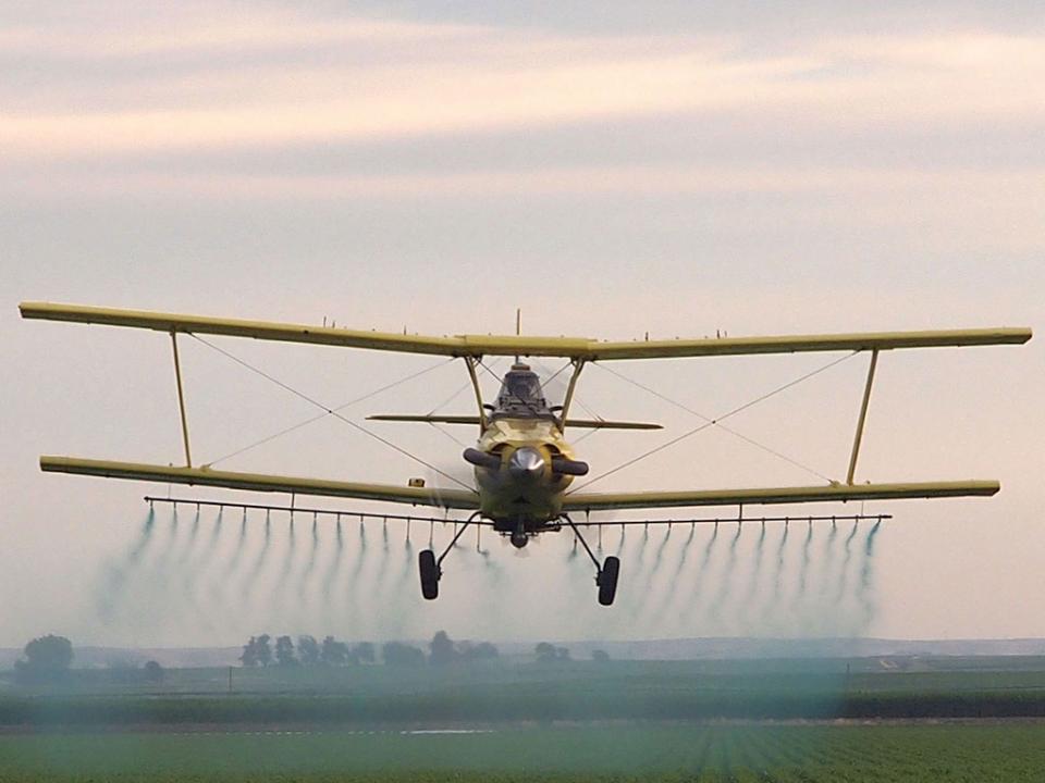 从飞机上空中喷洒农药