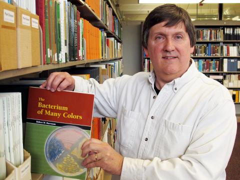 UNL延伸植物病理学家Bob Harveson和他的书。