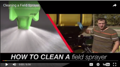 内布拉斯加州的扩展Specialist Greg Kruger demonstrates how to clean a sprayer to remoove all pesticide residue.