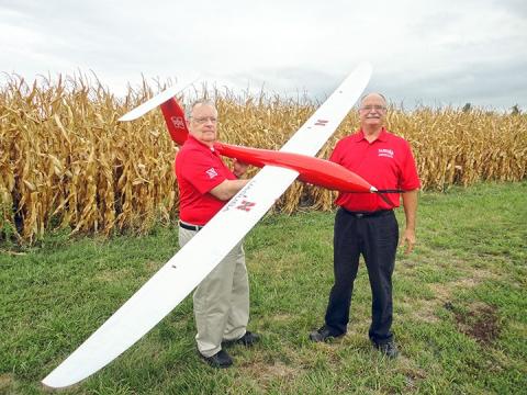 乔治·迈耶(左)和韦恩·沃尔特完成了对“暴风雨”无人机的飞行前检查。两人都是UNL生物系统工程系的教授。