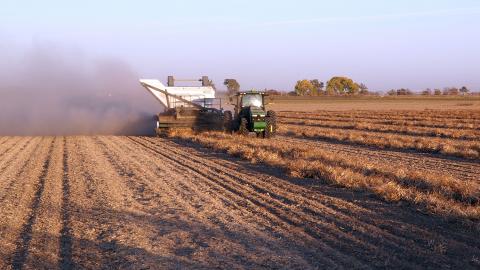 图1所示。10月18日，星期三，内布拉斯加州狭长地带正在收割干豆。(摄影:Gary Stone)
