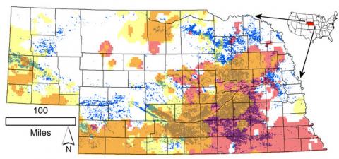 2012年内布拉斯加州灌溉面积超过50%的1平方公里细胞分布(蓝绿色点)。在1979-2015年期间，粉色代表年降水量的减少，而黄色代表灌溉季节(5 - 7月)降水量的减少。棕色标志着它们的空间重叠。