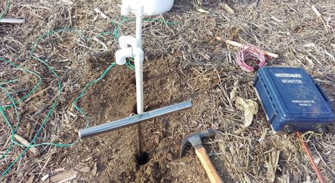 由于地面干燥，土壤湿度传感器仅部分安装