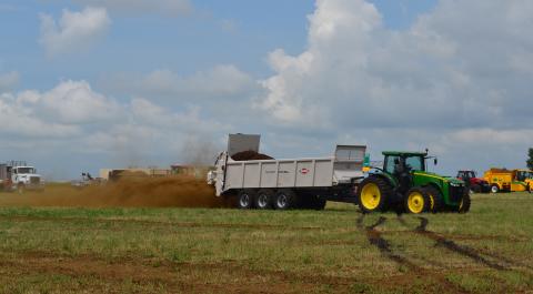 用固体肥料播撒机在土地上施用肥料(由宾夕法尼亚州立大学罗布·迈南拍摄)