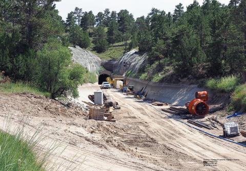 目前正在努力修复7月17日坍塌的Goshen/Gering Fort Laramie灌溉渠的隧道段。这张照片摄于8月8日。