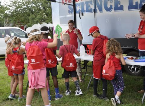 孩子们在2018年哈斯克尔野外日体验科学