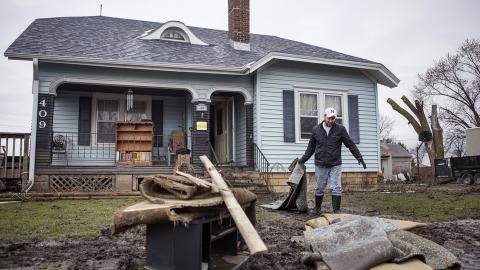2019年3月29日，内布拉斯加州温斯洛，康纳·克拉克在帮助清理他的祖父迪恩·斯维姆的家。
