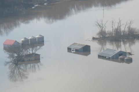 空中拍摄的蓄洪水中的粮仓