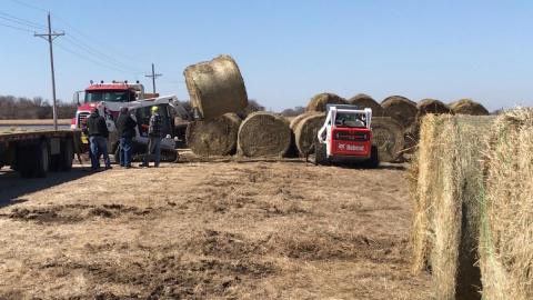 捐赠的干草捆堆积在米德附近的东内布拉斯加州研究和推广中心。(摄影:Deloris Pittman - Nebraska Extension)