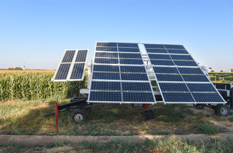 农场用太阳能板灌溉