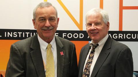 Chuck Hibberd（左），院长和内布拉斯加州延伸总监J. Scott Angle，国家粮食和农业研究所主任，在华盛顿，D.C.（USDA-NiFa）的Nifa Fame典礼上