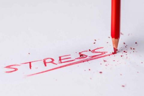 打破的红色铅笔的图象作为它写的词“压力”
